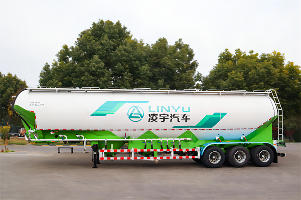 粉粒物料運(yùn)輸車(chē)的特點(diǎn)詳解！
